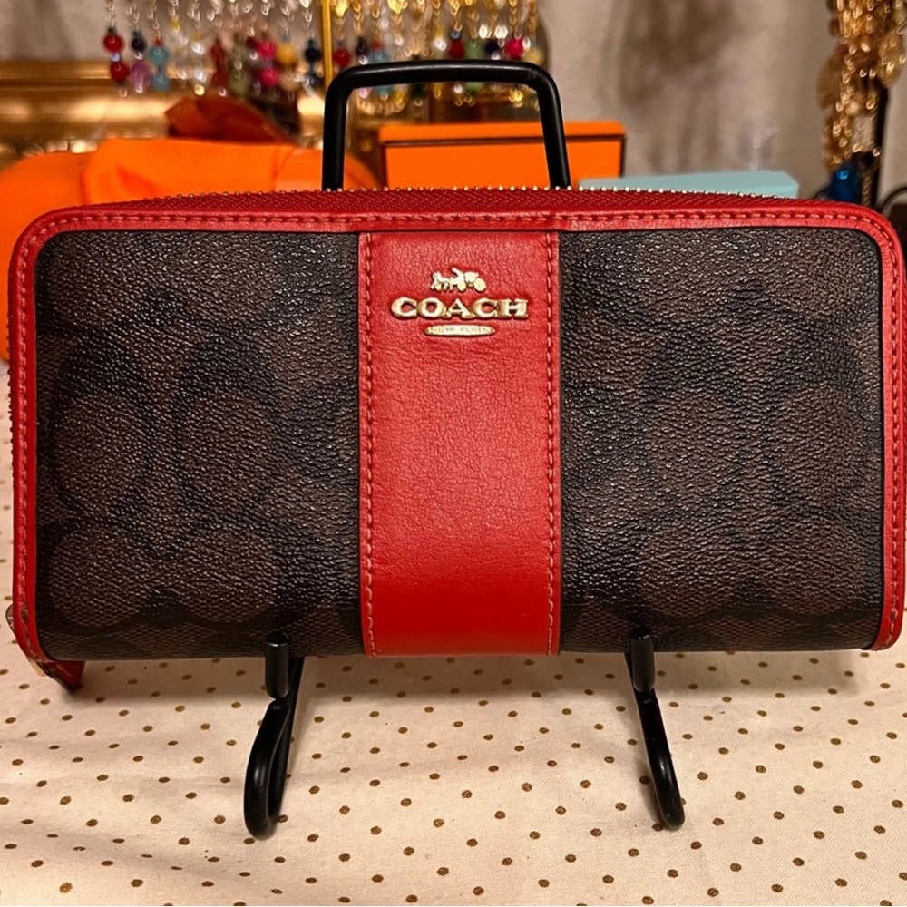 Authentic Coach full size zippy wallet with leather pulls, like new condition